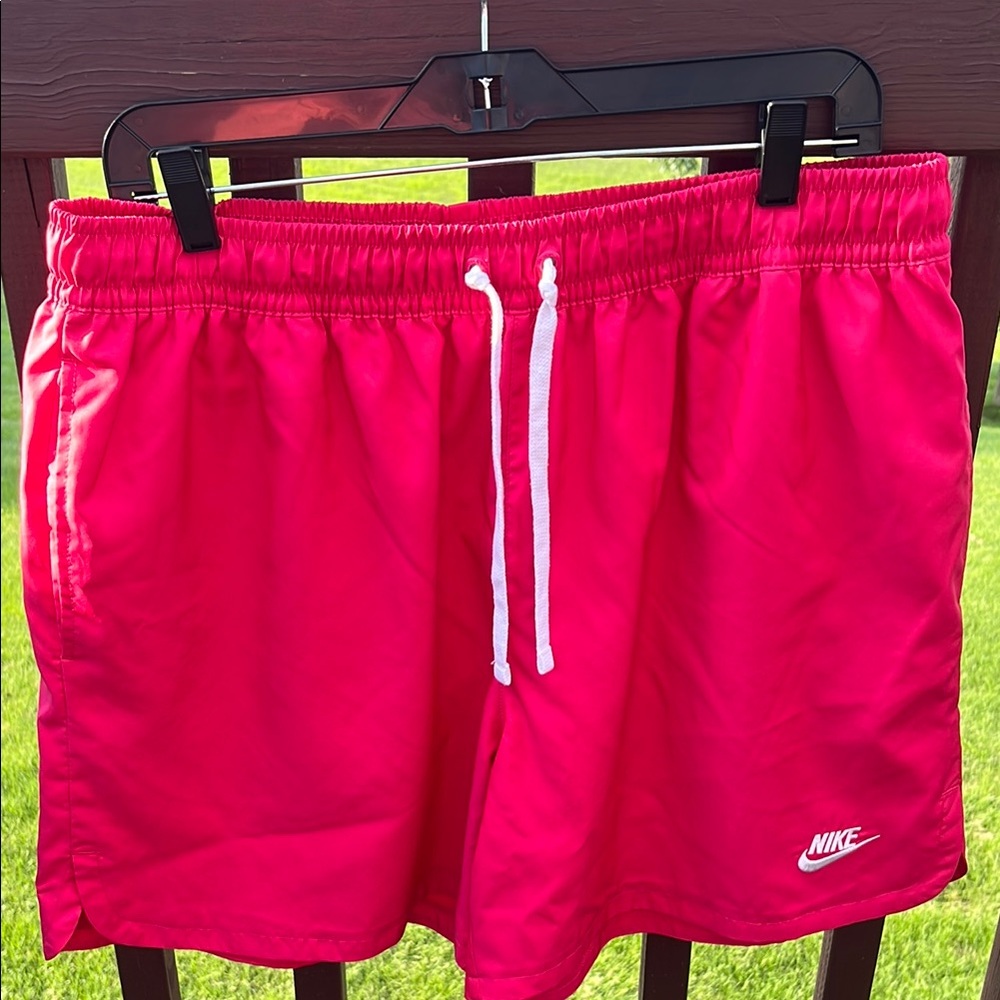 Nike Men’s Athletic Shorts in Bright Pink, side pockets, Excellent condition!